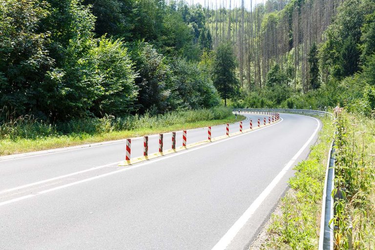 Ulla Anne Giesen Fotografie – Dokumentarfotografie Raum Nordrhein-Westfalen – Bereich Arbeit - Abbildung: RHEIN-SIEG-KREIS, Windeck, Landstraße mit Kurve, Trennung der Fahrbahnen, Sicherheit