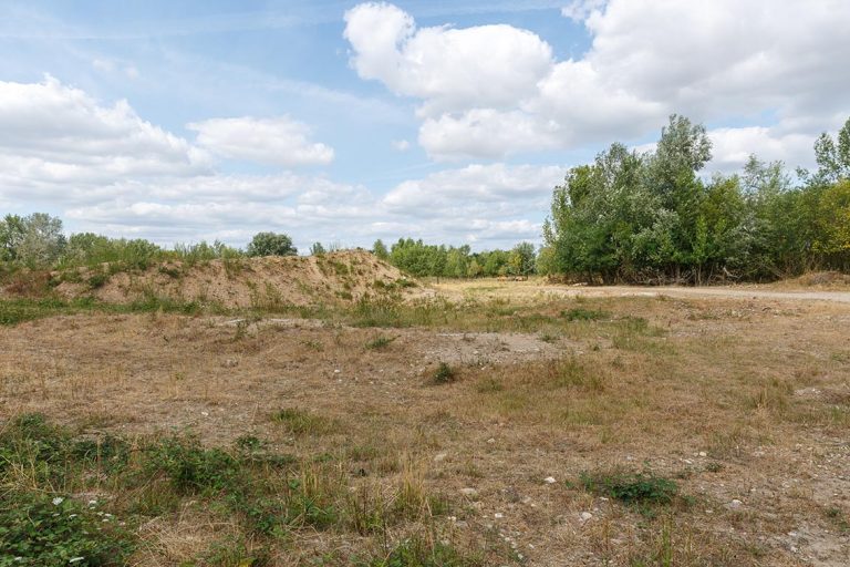 Ulla Anne Giesen Fotografie – Dokumentarfotografie Raum Nordrhein-Westfalen – Bereich Arbeit - Abbildung: RHEIN-SIEG-KREIS, Bornheim, Kiesgewinnung, Piste, Straße, Naturschutzgebiet