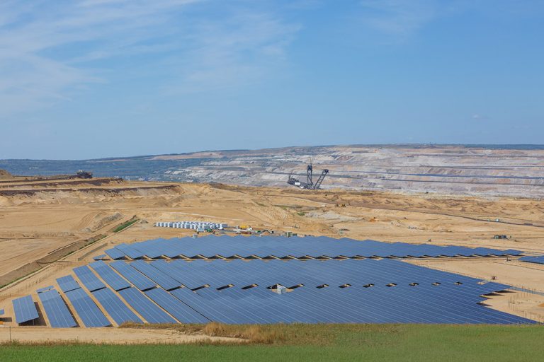 Ulla Anne Giesen Fotografie – Dokumentarfotografie Raum Nordrhein-Westfalen – Bereich Arbeit - Abbildung: RHEIN-ERFT-KREIS Tagebau Hambach, Strukturwandel, Solaranlage, weite Landschaft