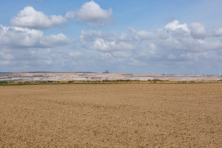 Ulla Anne Giesen Fotografie – Dokumentarfotografie Raum Nordrhein-Westfalen – Bereich Arbeit - Abbildung: EIFEL Bürgewald, Ort der Zukunft, Tagebau Hambach, Landwirtschaft, Wolken, weite Landschaft