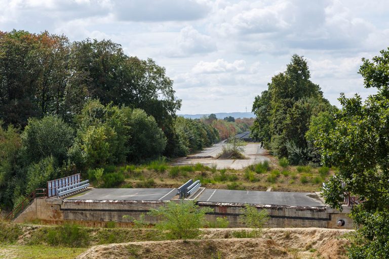 Ulla Anne Giesen Fotografie – Dokumentarfotografie Raum Nordrhein-Westfalen – Bereich Arbeit - Abbildung: EIFEL Merzenich, Tagebau Hambach, Bahntrasse, ehemalige Autobahn A4