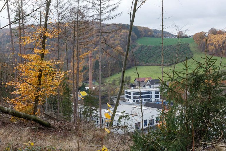 Ulla Anne Giesen Fotografie – Dokumentarfotografie Raum Nordrhein-Westfalen – Bereich Arbeit - Abbildung: BERGISCHES LAND, Kaiserau, Industriegebiet in einem Tal, Herbst, Blick über Berge