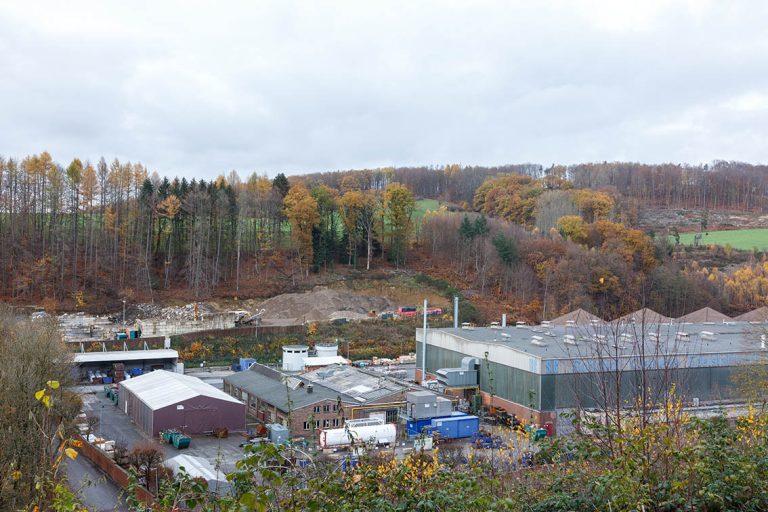 Ulla Anne Giesen Fotografie – Dokumentarfotografie Raum Nordrhein-Westfalen – Bereich Arbeit - Abbildung: BERGISCHES LAND, Lindlar Kaiserau, Produktion, Stahl, Industrie, bergische Landschaft, Bäume