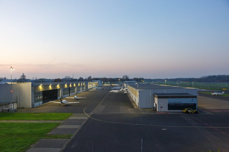 Ulla Anne Giesen Fotografie – Dokumentarfotografie Raum Nordrhein-Westfalen – Bereich Arbeit - Abbildung: NIEDERRHEIN, Mönchengladbach, Flughafen, Flugfeld, Hanger