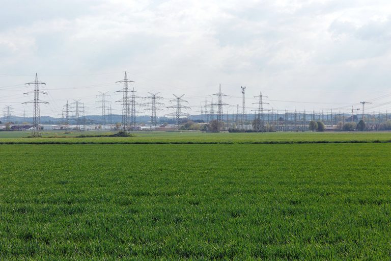 Ulla Anne Giesen Fotografie – Dokumentarfotografie Raum Nordrhein-Westfalen – Bereich Arbeit - Abbildung: KÖLNER BUCHT Brauweiler, Umspannwerk, Stromversorgung, Strommast, Landwirtschaft im Landschaftsbild