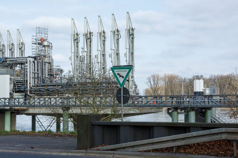 Ulla Anne Giesen Fotografie – Dokumentarfotografie Raum Nordrhein-Westfalen – Bereich Arbeit - Abbildung: KÖLNER BUCHT, Köln, Worringen, Chemieanlagen am Rhein, Schild Landschaftsschutzgebiet