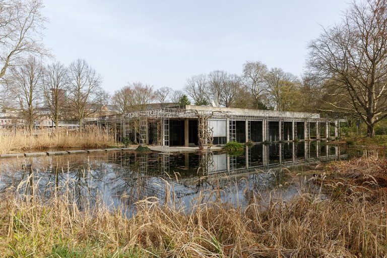 Ulla Anne Giesen Fotografie – Dokumentarfotografie Raum Nordrhein-Westfalen – Bereich Arbeit - Abbildung: KÖLNER BUCHT, Leverkusen, Köln, Chempark, japanischer Garten, Communicationscenter, Wasser,