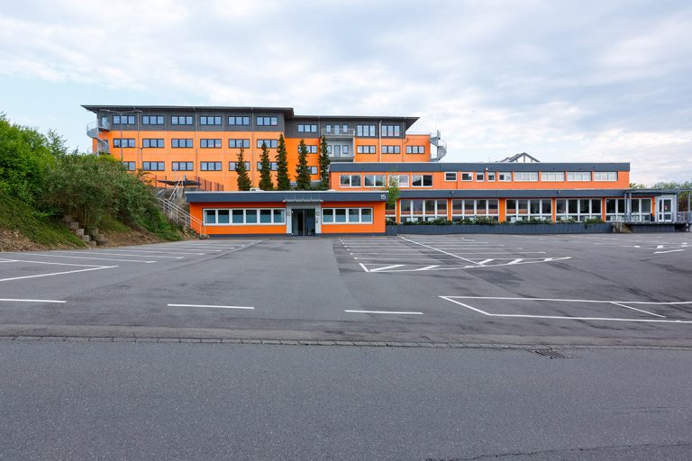 Ulla Anne Giesen Fotografie – Dokumentarfotografie Raum Nordrhein-Westfalen – Bereich Arbeit - Abbildung: BERGISCHES LAND, Wermelskirchen, Industriegebiet, Firmenzentrale, Baumarkt,