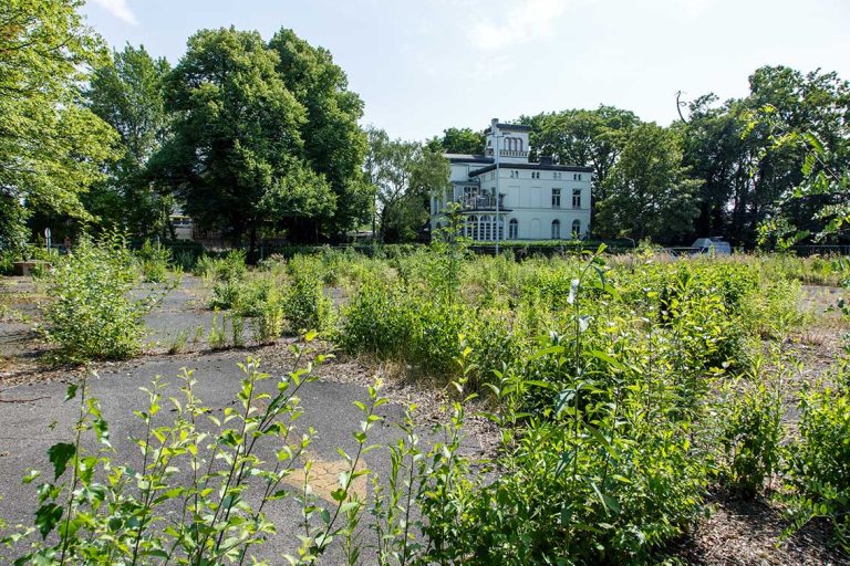 Ulla Anne Giesen Fotografie – Dokumentarfotografie Raum Nordrhein-Westfalen – Bereich Arbeit - Abbildung: RHEIN-SIEG-KREIS, Troisdorf, großes Industrieunternehmen, Parkplatz mit Villa