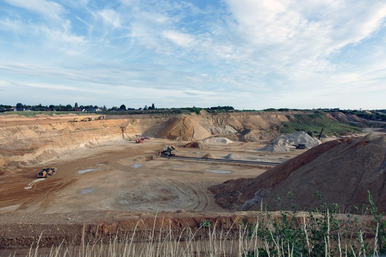 Ulla Anne Giesen Fotografie – Dokumentarfotografie Raum Nordrhein-Westfalen – Bereich Arbeit - Abbildung: NIEDERRHEIN, Geilenkirchen, Abbau, Sand und Kies für Betonproduktion, weite Landschaft