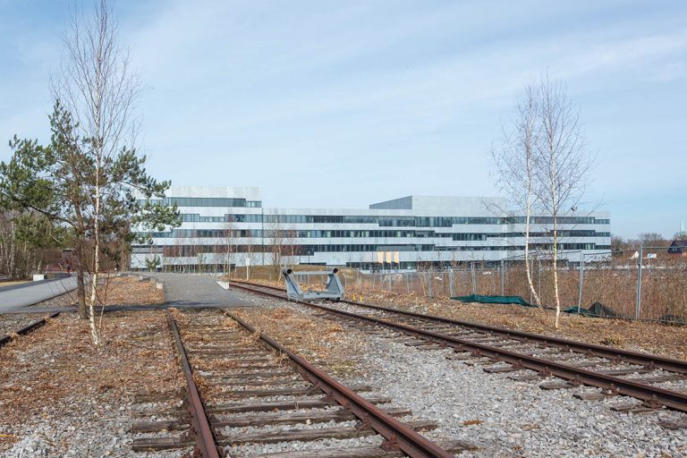 Ulla Anne Giesen Fotografie – Dokumentarfotografie Raum Nordrhein-Westfalen – Bereich Arbeit - Abbildung: RUHRGEBIET Essen, Folkwang Universität der Künste, Bahnschienen, Zechengelände, Zeche Zollverein
